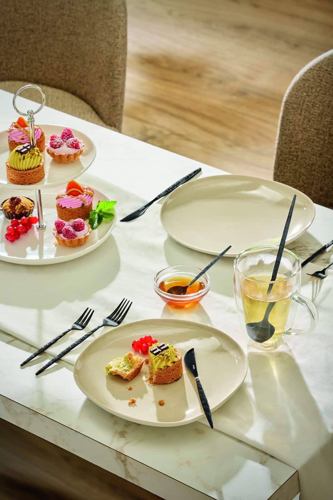 Juntos black cutlery high tea table